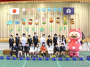 大分市立日岡小学校に「まるんちゃん♪」の防犯ブザーを届けました