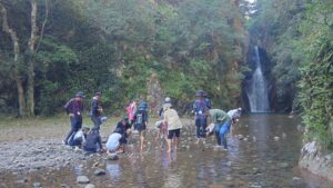 暁嵐の滝で水遊び