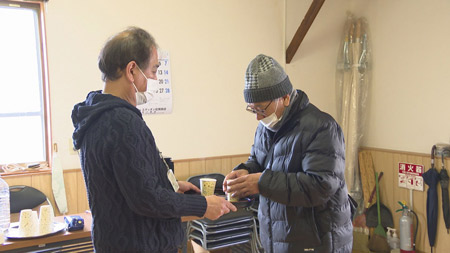 コーヒーでつなごうと奔走する人